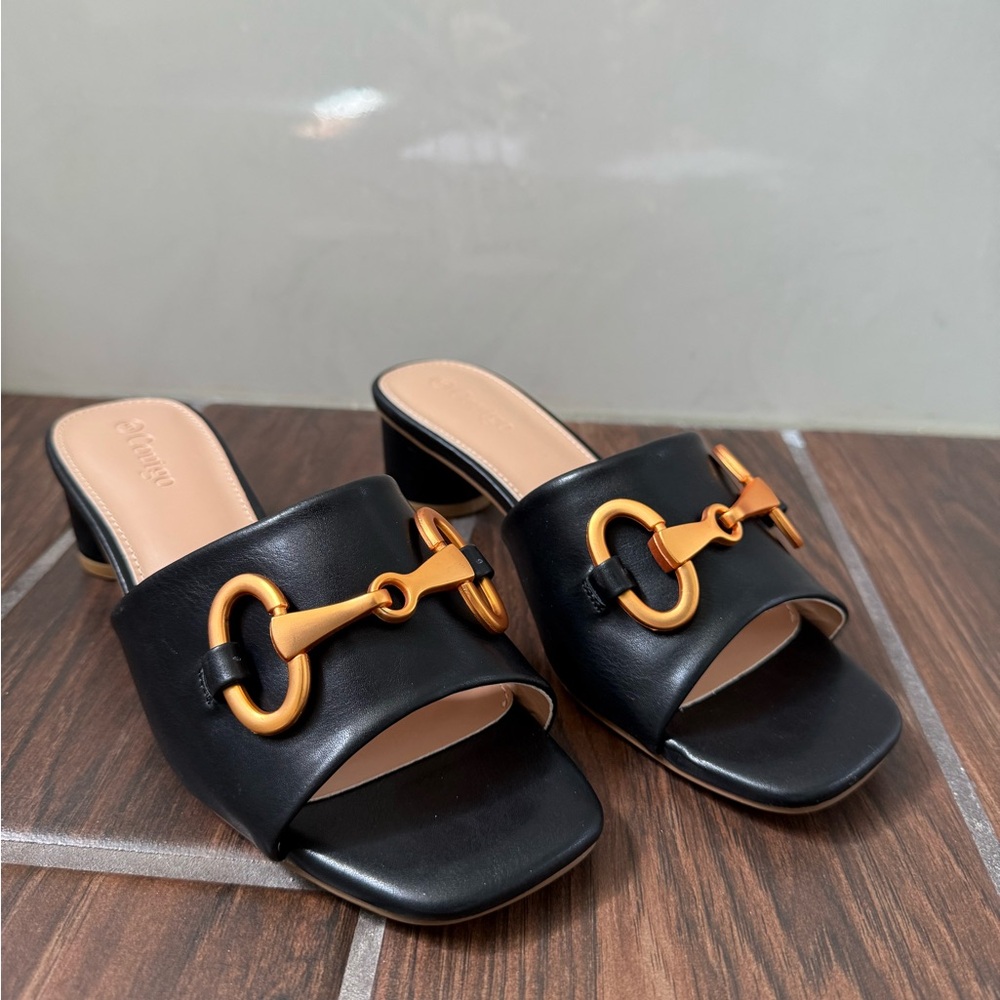 NWOT Coutgo Black Women's Shoes with Circle Heel
